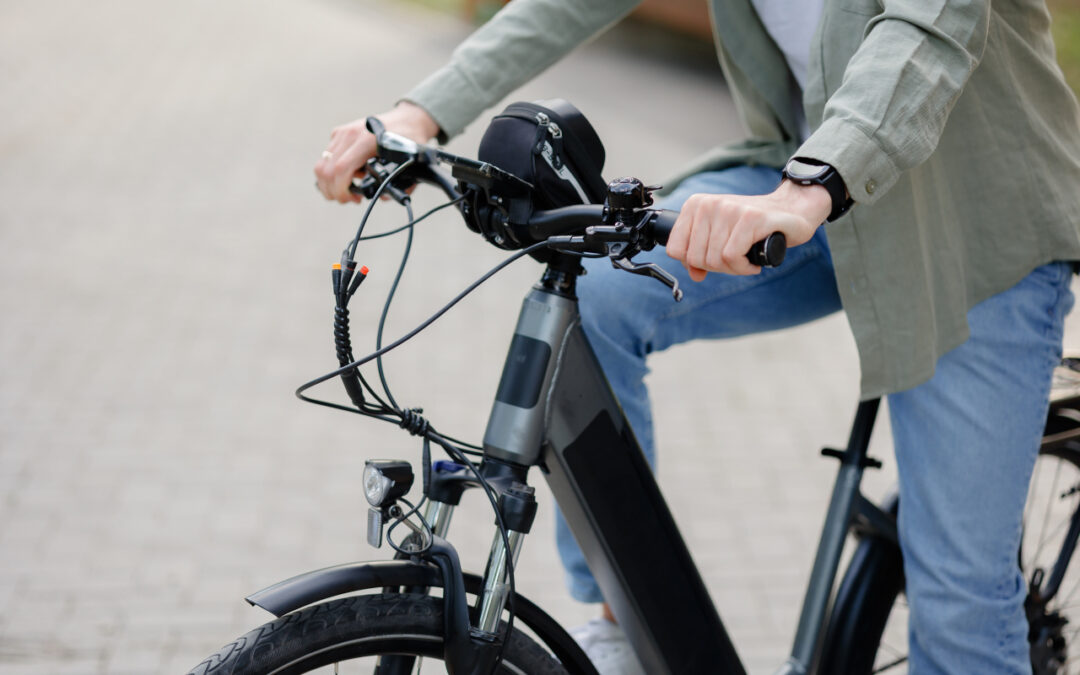 Nie tylko dla seniorów – kto najczęściej wybiera dziś rower elektryczny?